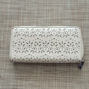 EUC Coach Large Zip Around Leather Wallet Light Cream Die-Cut Filigree